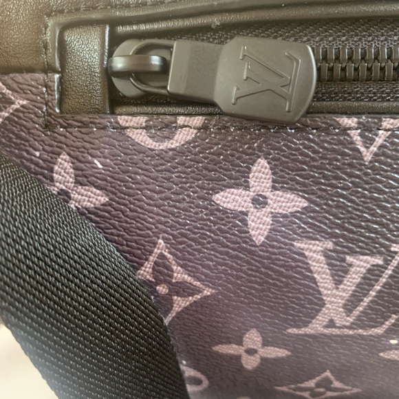 Louis Vuitton Crossbody Bag/Fanny Pack (Rare) - Picture 6 of 8